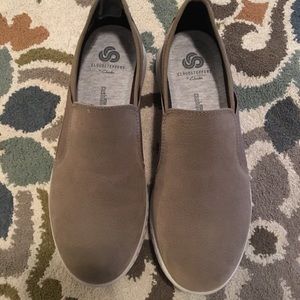 Clark’s Cloudstepper sneakers